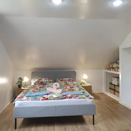 Hostel Hostello Airport - Przytulne Pokoje, Ogrod, Grill, W Pelni Wyposazona Kuchnia Breslau