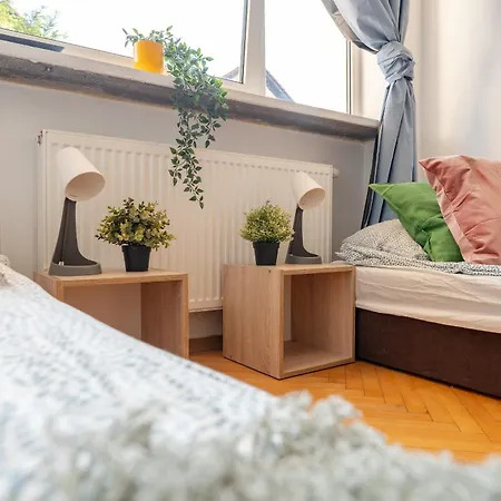 Hostel Hostello Airport - Przytulne Pokoje, Ogrod, Grill, W Pelni Wyposazona Kuchnia