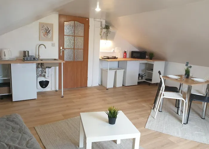 Hostel Hostello Airport - Przytulne Pokoje, Ogrod, Grill, W Pelni Wyposazona Kuchnia Breslau