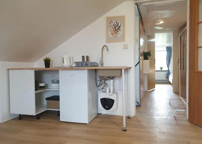 Hostel Hostello Airport - Przytulne Pokoje, Ogrod, Grill, W Pelni Wyposazona Kuchnia