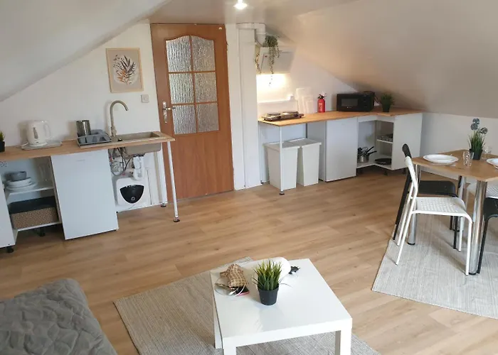 Hostello Airport - Przytulne Pokoje, Ogrod, Grill, W Pelni Wyposazona Kuchnia Breslau