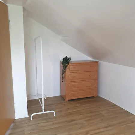 Hostal Hostello Airport - Przytulne Pokoje, Ogrod, Grill, W Pelni Wyposazona Kuchnia Breslavia