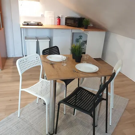 Hostello Airport - Przytulne Pokoje, Ogrod, Grill, W Pelni Wyposazona Kuchnia Breslavia