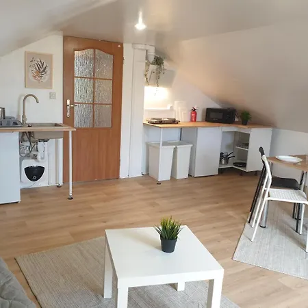 Ostello Hostello Airport - Przytulne Pokoje, Ogrod, Grill, W Pelni Wyposazona Kuchnia Breslavia