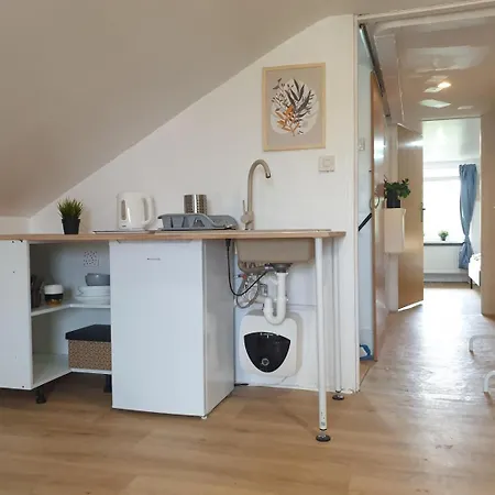 Ostello Hostello Airport - Przytulne Pokoje, Ogrod, Grill, W Pelni Wyposazona Kuchnia