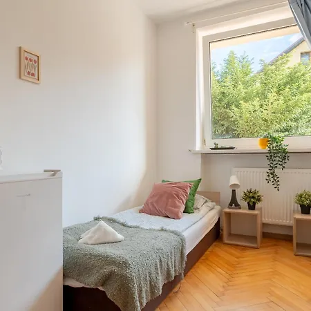 Ostello Hostello Airport - Przytulne Pokoje, Ogrod, Grill, W Pelni Wyposazona Kuchnia *