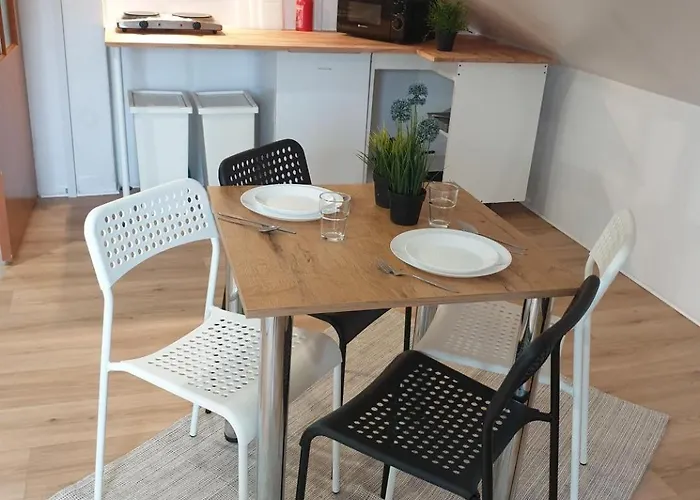 Hostello Airport - Przytulne Pokoje, Ogrod, Grill, W Pelni Wyposazona Kuchnia Breslavia