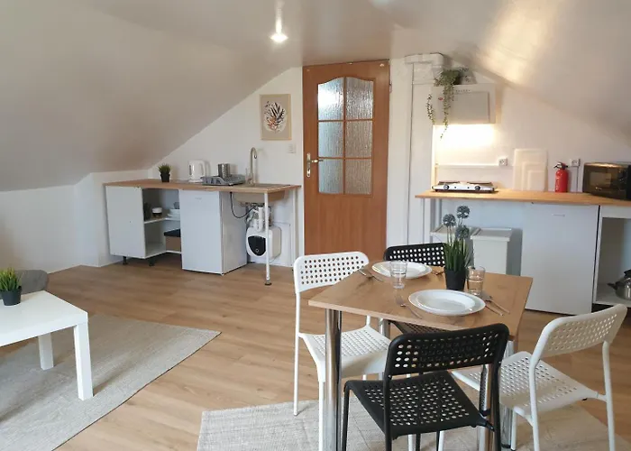 Hostello Airport - Przytulne Pokoje, Ogrod, Grill, W Pelni Wyposazona Kuchnia Ostello