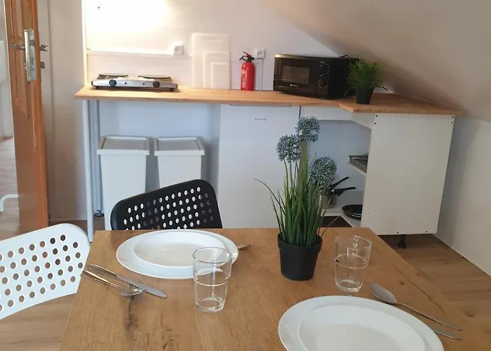 Ostello Hostello Airport - Przytulne Pokoje, Ogrod, Grill, W Pelni Wyposazona Kuchnia